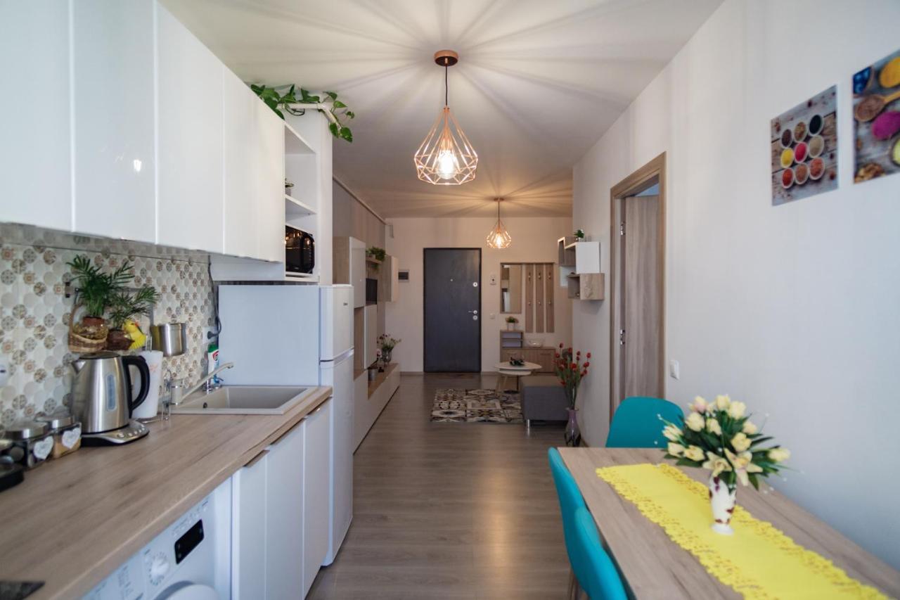 Emerald Apartment *